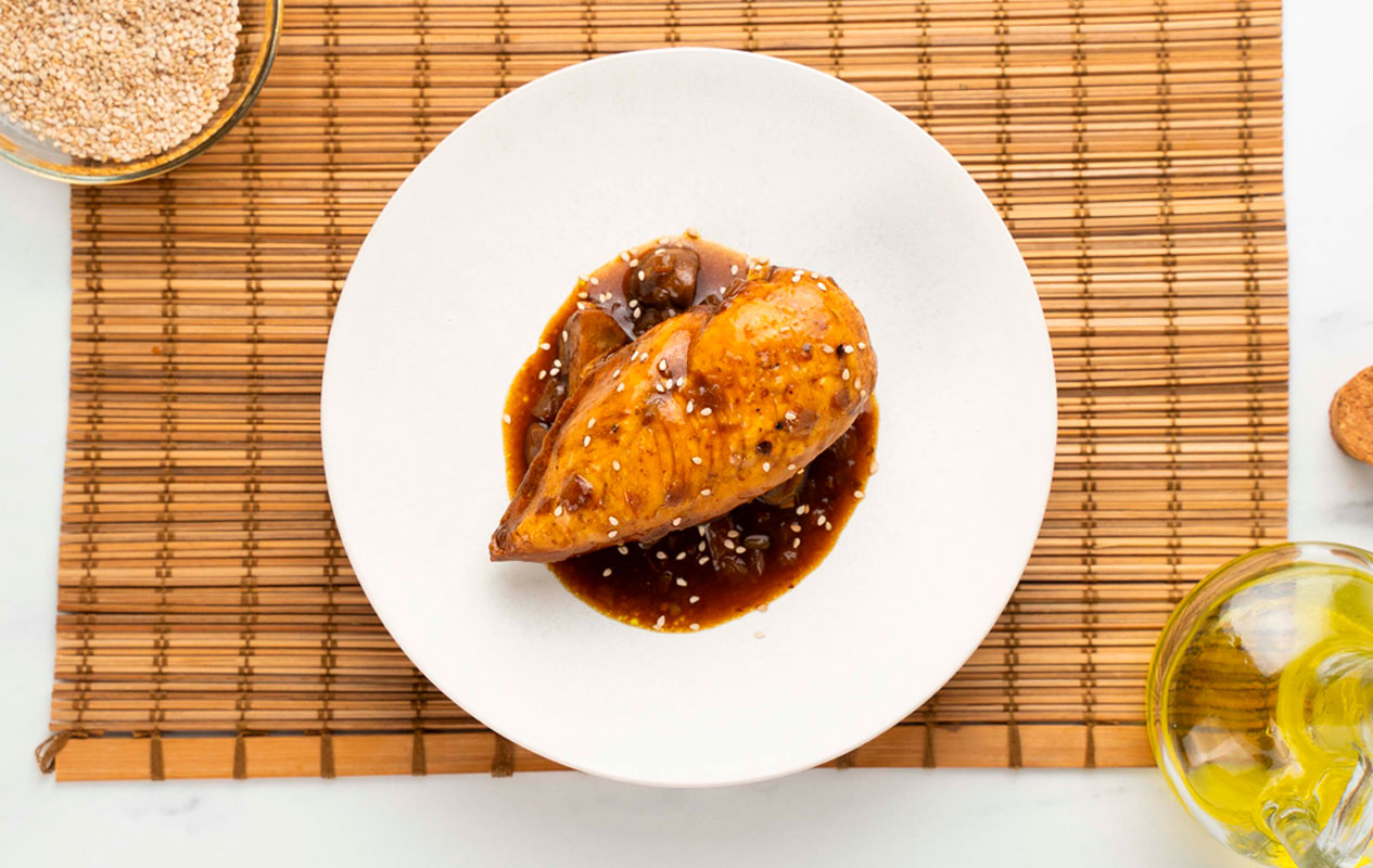 Pollo en salsa con champiñones portobellos